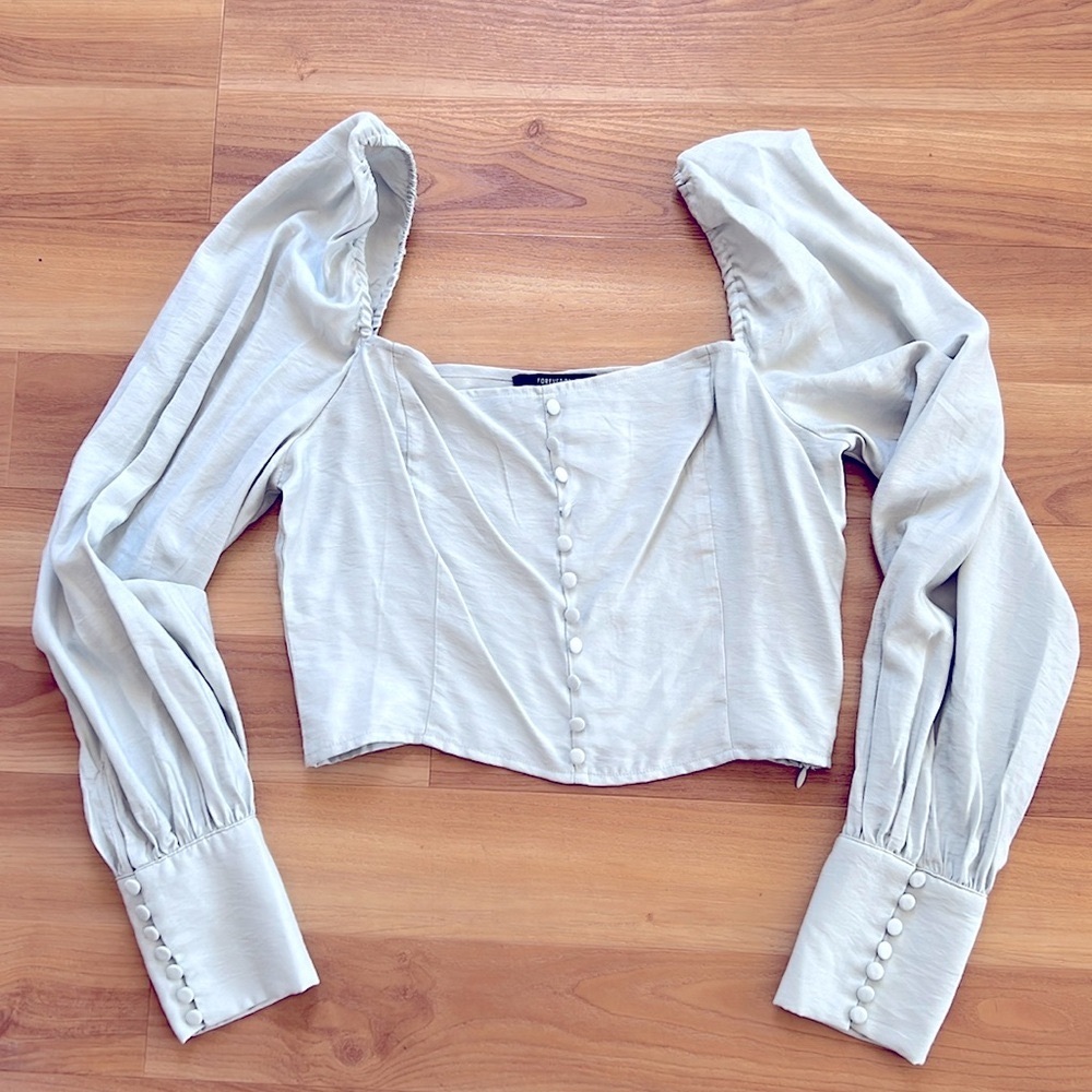 NWT. Forever 21 woven top with cute button detail on front & sleeve L